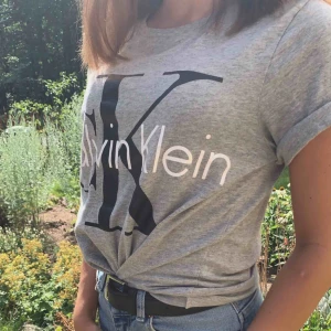  - CalvinkKlein t-shirt köpt för 499 kr🌹 Använd endast 2 gånger i skolan. Storlek M men sitter som en S. Frakt ca 50  kr😊 