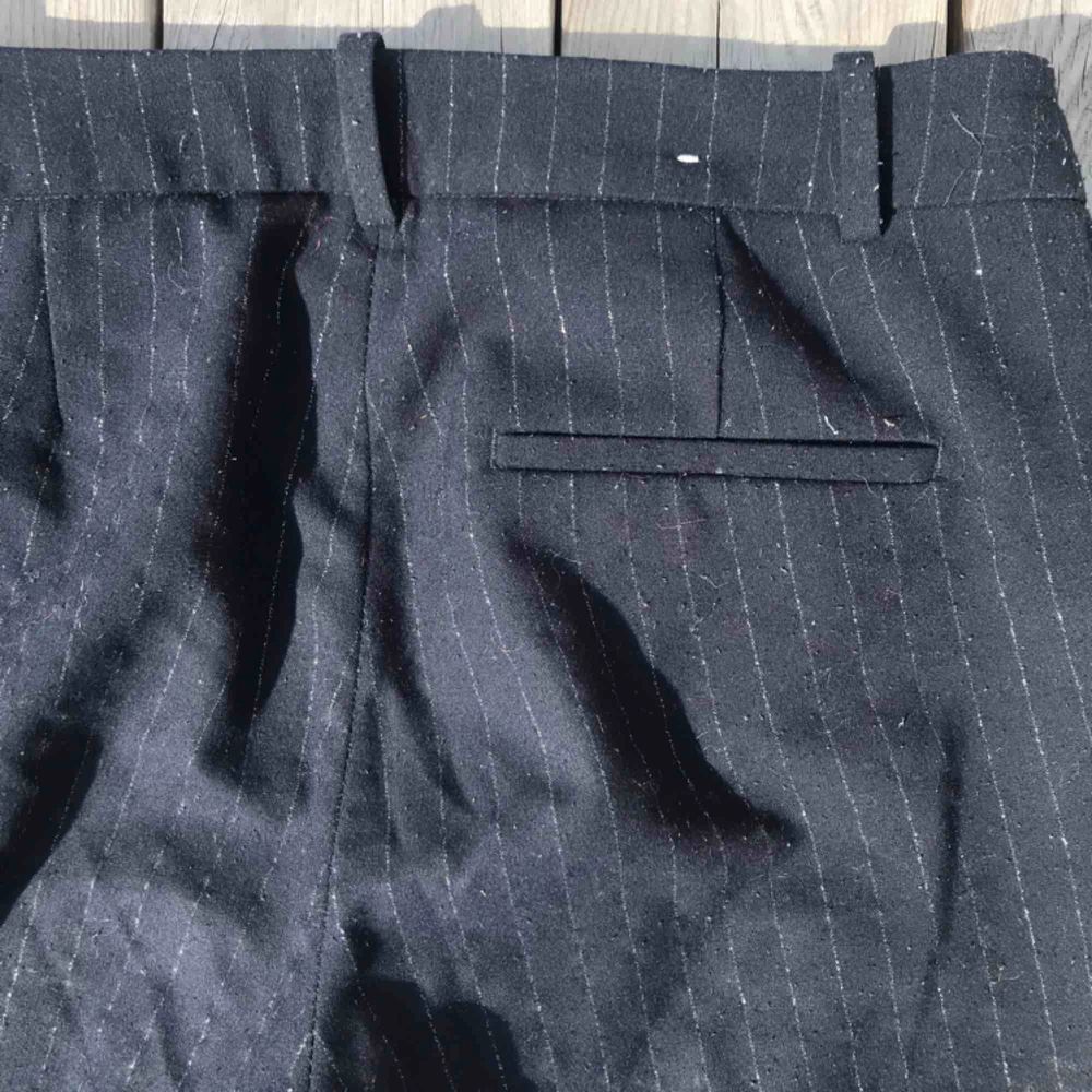 Super snygga Kritrandiga Mörkblåa byxor (slacks) från H&m med invävt glitter. . Jeans & Byxor.
