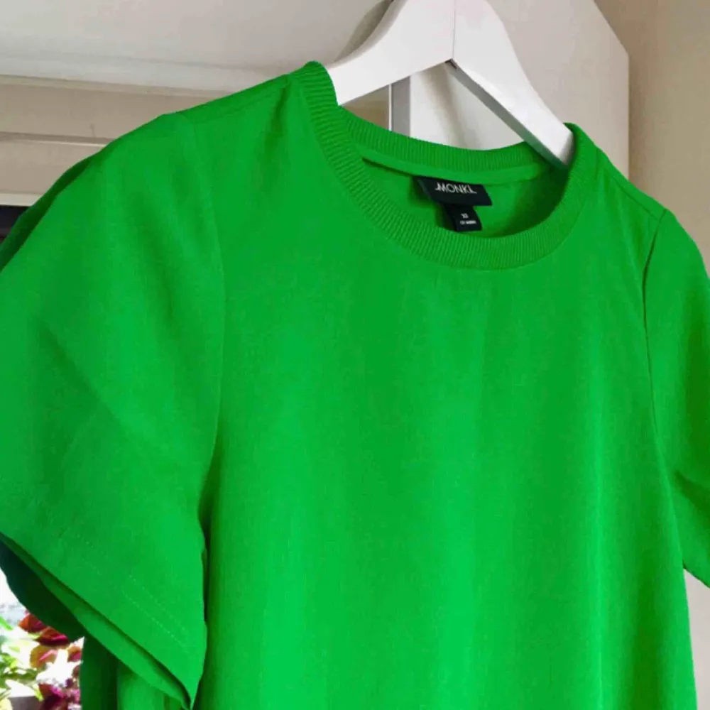 Tunn t-shirt från Monki i härlig färg. Lite oversized så sitter perfekt på en S med!. T-shirts.