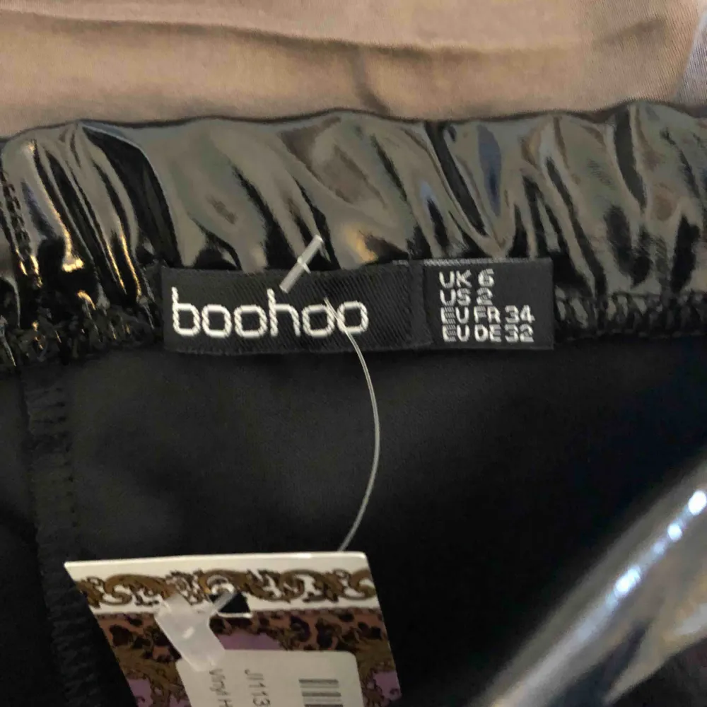 Helt nya lack byxor från boohoo , frakten ingår i priset 🥰. Jeans & Byxor.