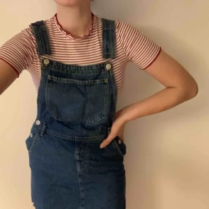  - jeans hängselklänning köpt på nakd förra sommaren för 600:-, använd några fåtal gånger och säljs pågrund av att den inte används längre. kan mötas upp i Göteborg, annars står köparen för frakten :)