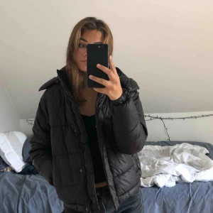  - En snygg svart höst/vinter jacka (puffer jacket) i storlek XS, men jag den funkar på mig som är en storlek S. Den kommer ifrån Monki och är använd ett fåtal gånger. Den har en jättemysig och snygg luva. Möts upp i Stockholm eller köparen står för frakt💞
