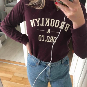  - Mysig tjocktröja i vinröd, säljer pga använder aldrig. Den har muddar vid armar o längst ned på tröjan (kolla sista bilden)