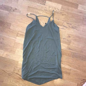  - Söt ljusgrön klänning med gulddetaljer! Skönaste materialet!! 