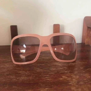  - Rosa solglasögon köpta på secondhand perfekt nu till sommaren! Möts upp i Sthlm men fraktar också då står köparen får frakten🕶