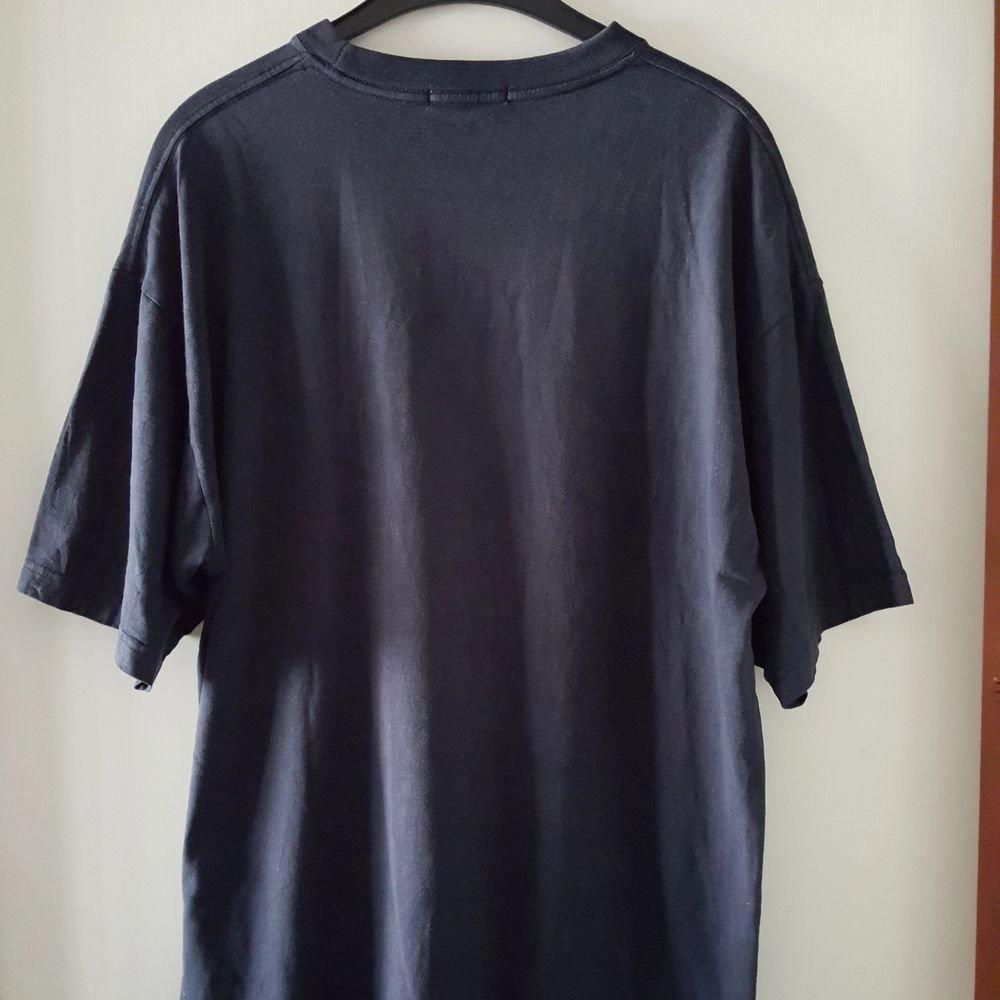 Vintage svart t-shirt i storlek XL. Snyggt oversize tycker jag. Kan skickas om köparen står för frakten. . Övrigt.