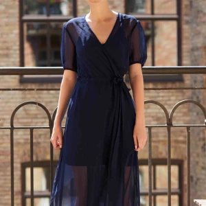  - Säljer denna mörkblå långklänningen. Den har en underklänning och en fin genomskinlig rock runt sig. Underklänningen kan man knäppa loss från rocken.   Material: Polyester  Längd: 140 cm  Bröstvidd: 84 cm   FRAKT TILLKOMMER🌸   PM VID INTRESSE 🙏🏻 