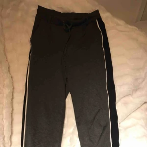  - Snygga kostym-mjukisbyxor. Jättesköna, mörkgrå med svart vit rand på sidan. Passar mig (S) men säkert även XS och M. Jätte stretchiga. Fake bakfickor