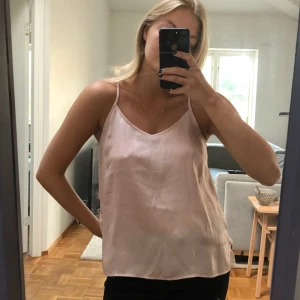  - Superfint linne, i perfekt skick. Frakt tillkommer💘