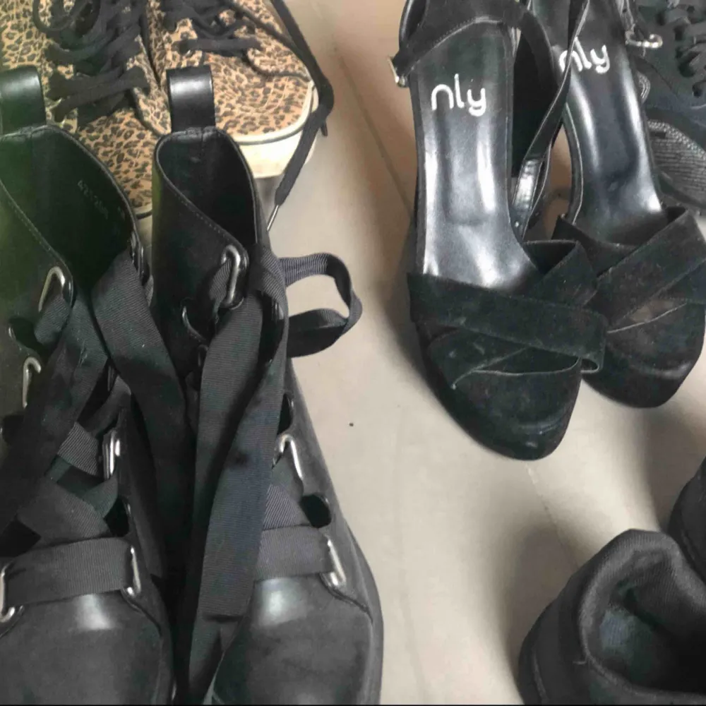 Här är flertal olika sorters skor som jag säljer för en billig peng! Skickar givetvis bättre bild vid intresse :) . Skor.