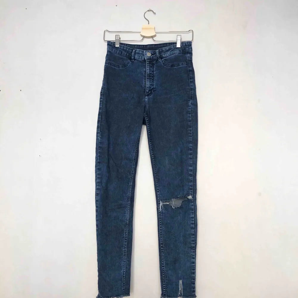 Stretchiga jeans med hög midja! Snygga detaljer på ena benet! Fint skick. Frakt ingår i priset!. Jeans & Byxor.