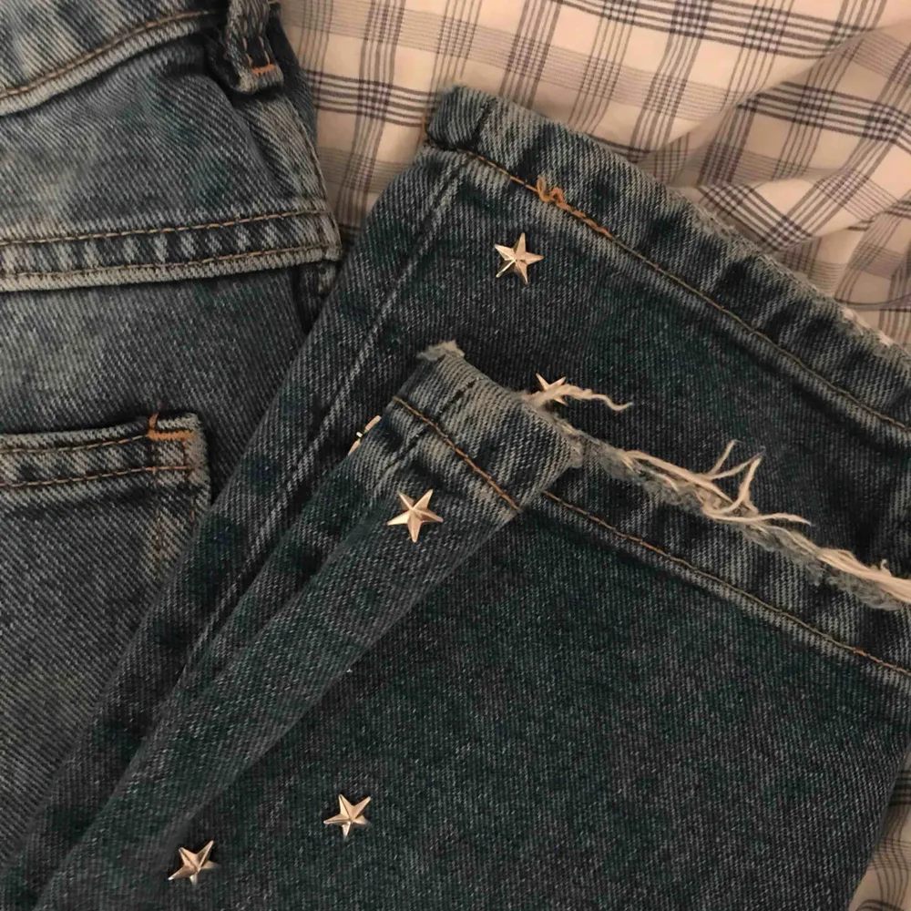 Asballa jeans i lite urtvättad blå färg med stjärnnitar och slitet nertill. Normal midja! Knappt använda💞⭐️. Jeans & Byxor.