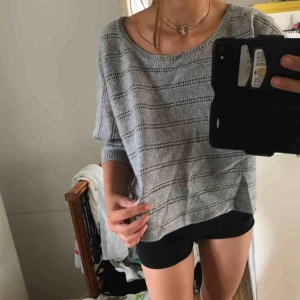  - Stickad rätt kort grå tröja