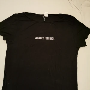  - Längre tshirt med texten "No hard feelings". Skönt material! 