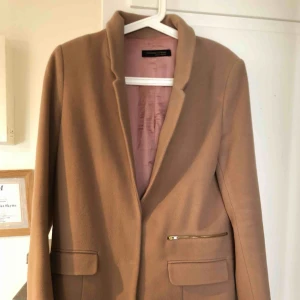 Kappa i Kashmir och ull - Fin kappa i ull och kashmir fodrad med rosa sidentyg. Fint skick.