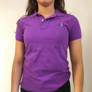  - Lila Ralphlaurenpolo. Frakt ingår! 