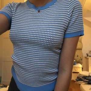  - söt topp från zara! funkar för S  HÖGSTA BUD ÄR 100kr + frakt 36, BUDA 