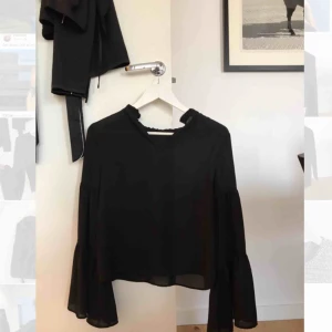  - Svart blus från ginatricot. På bilderna har jag den bak&fram då jag tycker urringningen är finare så! Om man har den vanligt så är urringningen lite högre och rundad❣️