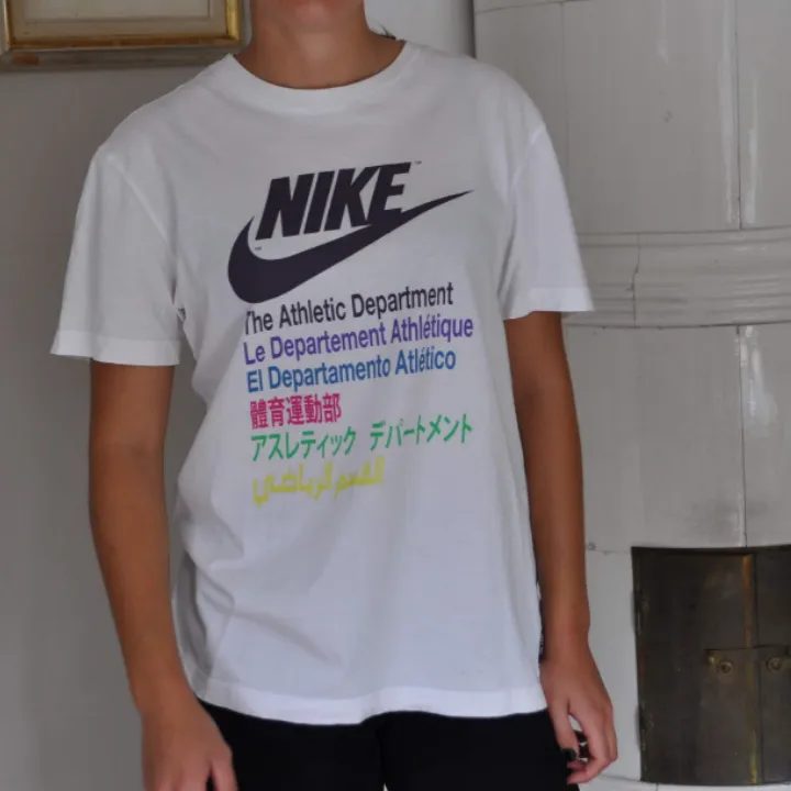 Snygg tshirt från Nike. Storlek medium💛. T-shirts.