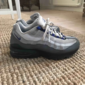  - säljer ett par air max, som är ganska one of a kind! måttligt använda. köpare står för frakt😇👼🏼