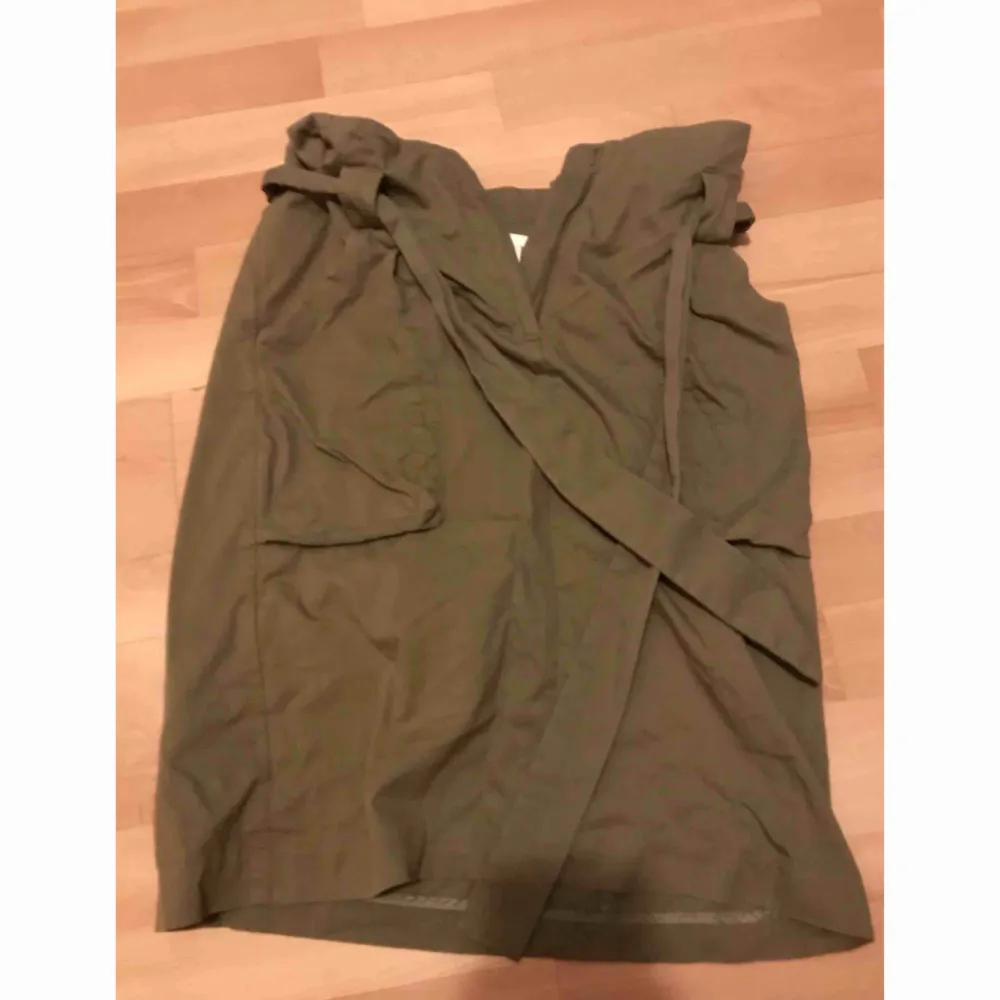 Snygg kjol från HM, det står att den är strl 42 men snarare 38. Militärgrön ”paperbag” kjol i bra skick, endast använd 1-2 gånger. Frakt ingår ej . Kjolar.