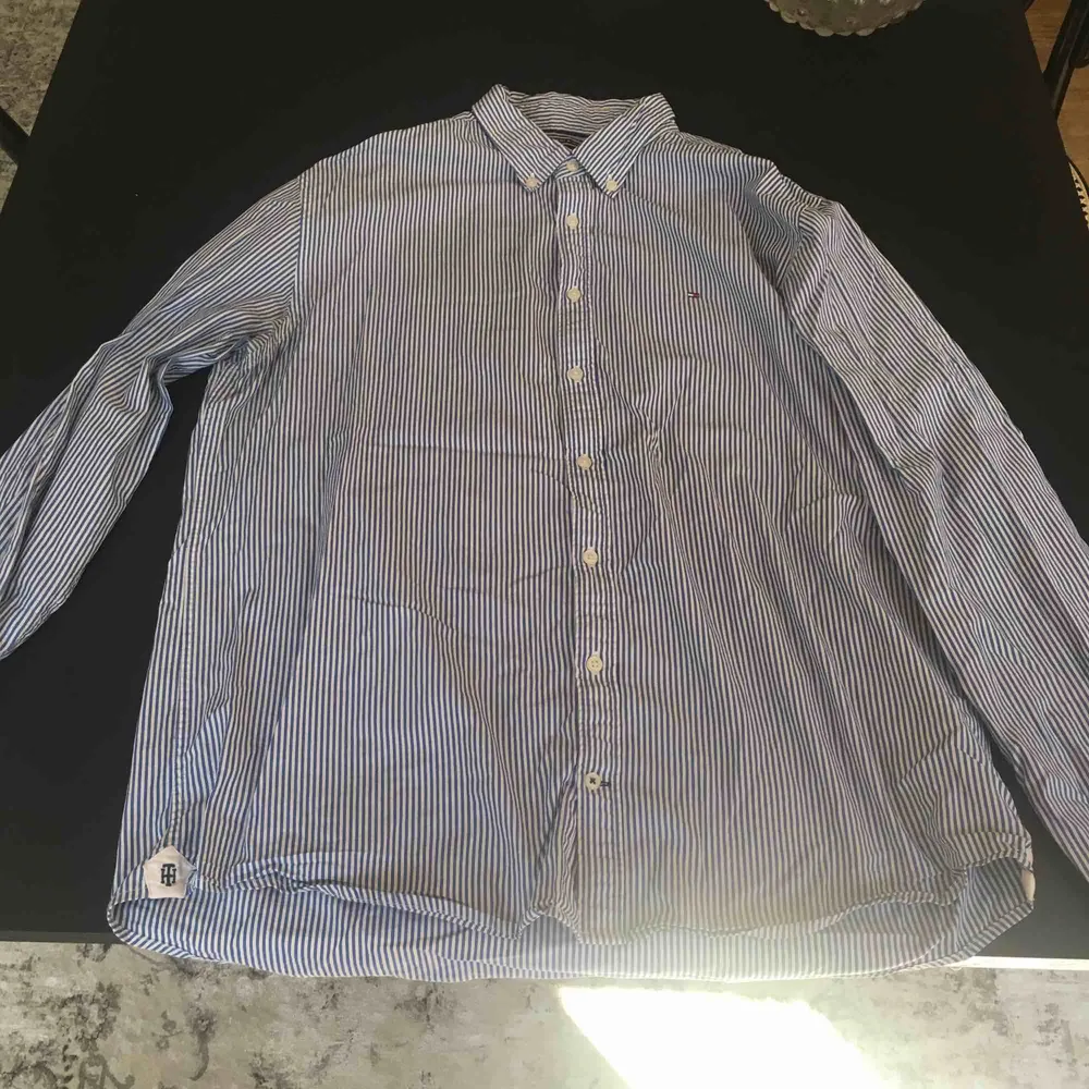 Blåvit-randig Tommy Hilfiger skjorta i storlek XL, new york fit. . Skjortor.