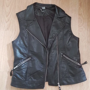  - Endast testad väst i fuskskinn i biker-modell 