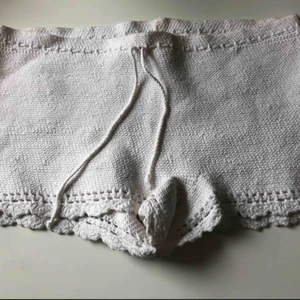  - Virkade shorts (egengjorda) . Bra skick på de, lite noppriga men ingenting som man tänker på när de sitter på.