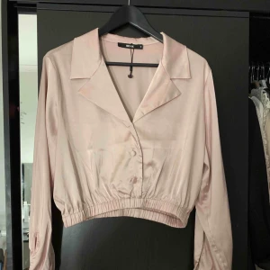  - Ljusrosa blus, endast testad. 