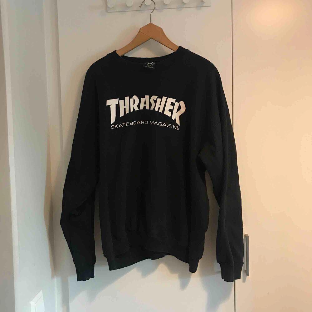 Äkta Thrasher tröja i mycket bra skick. Storlek Large. Finns i Stockholm alternativ postar, köpare står för frakt. . Huvtröjor & Träningströjor.