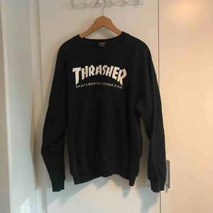 Äkta Thrasher tröja i mycket bra skick. Storlek Large. Finns i Stockholm alternativ postar, köpare står för frakt. 