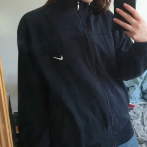  - Nike-kofta med lite högre krage. 