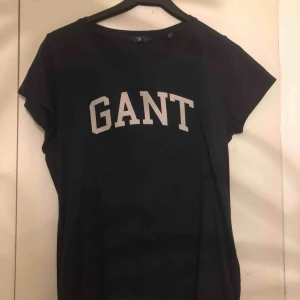  - Marinblå T-shirt från gant använd 1-2 gånger, köparen står för frakt 