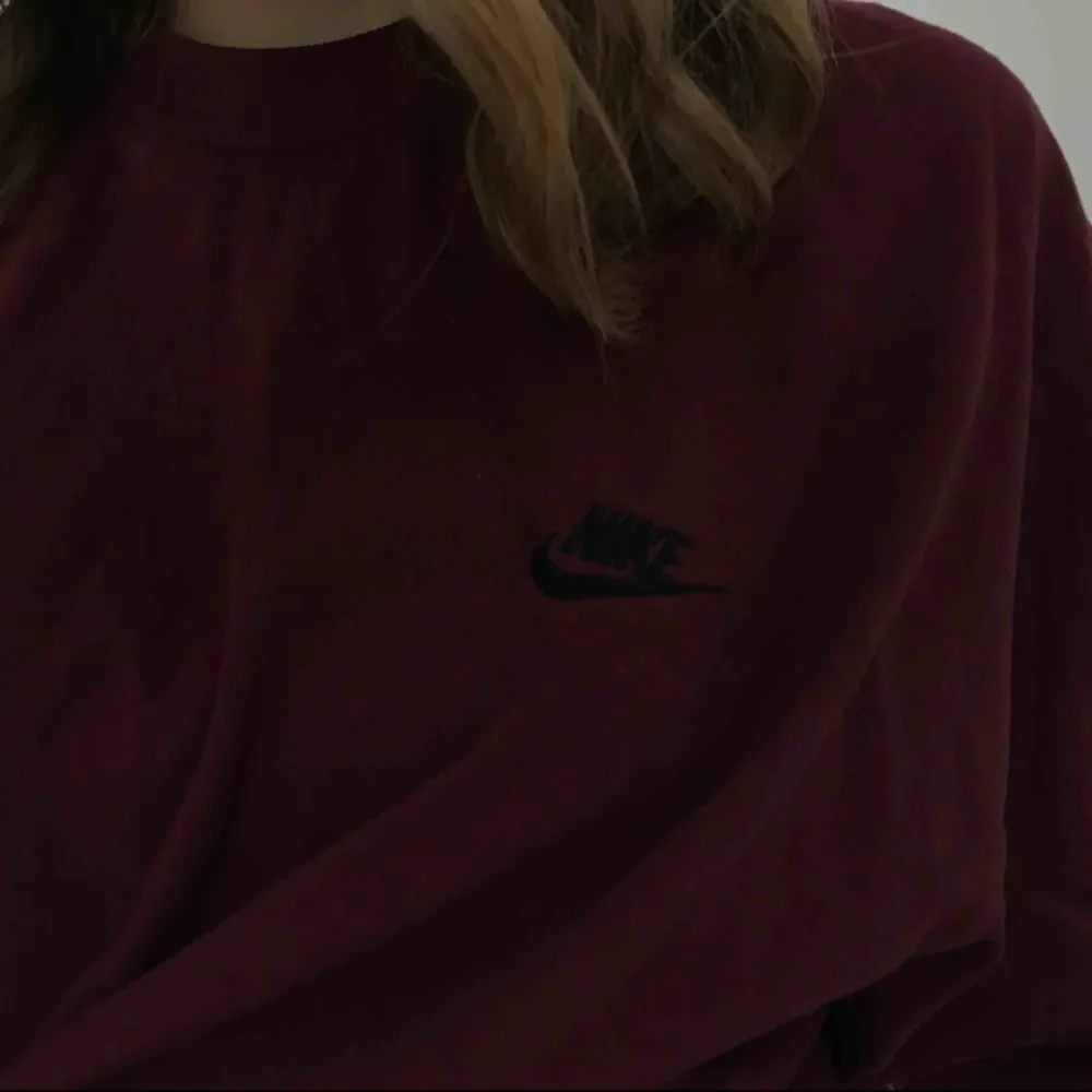 Vinröd Nike tröja i storlek L. Jag har knutit upp den då jag tycker den blir as tuff att ha lite kortare med ändå få de stora ärmarna. Funkar att ha som oversized såklart eller om man vill styla på eget sätt.. T-shirts.
