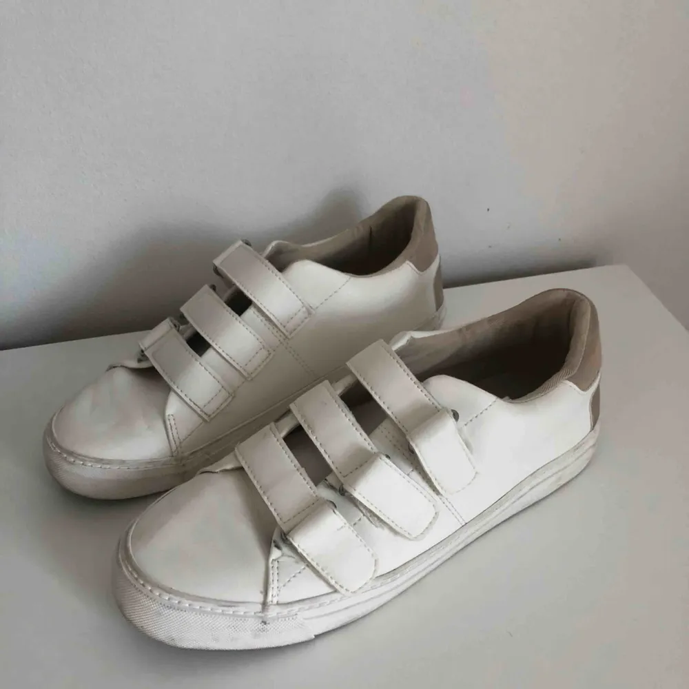Säljer ett par vita sneakers i storlek 38. Knappt använda och ser ut som nya! Frakt tillkommer. Skor.