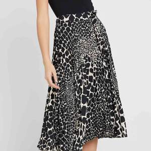 Asymmetrisk plisserad kjol i nyskick från topshop. Säljes då den är lite för lång på mig som är 156 cm. Möts upp vid Fridhemsplan eller skickas mot fraktkostnad.