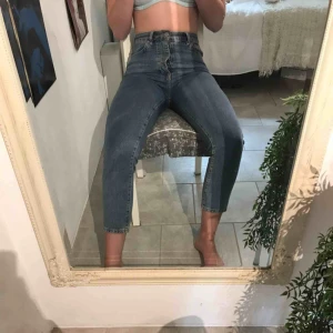  - Ett par schyssta mom jeans från Bikbok som är använda cirka 3 gånger alltså är plaggets skick fortfarande bra! Plagget kan fraktas med köparen står för frakten (30kr) jag kan även mötas upp i Lund-området🦋
