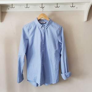 Ljusblå , snyggt skuren  skjorta i 100% bomull. Knappt använd 