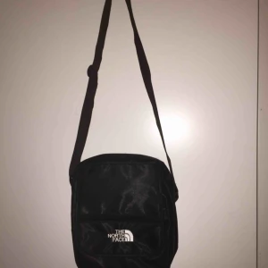  - VÄSKA FRÅN THE NORTH FACE. NYSKICK. 