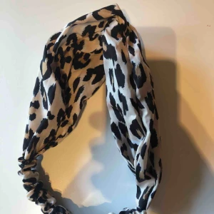  - Helt nytt hårband/bandana från glitter. Aldrig använd, nypris 99kr.   Köparen står för frakt på 9kr :)