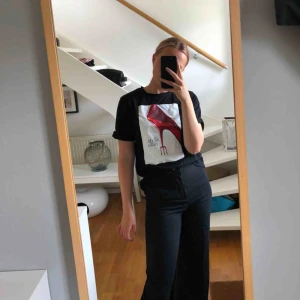  - Svart t-shirt med ”The devil wears Prada”-tryck från stradivarius. Storlek XS❤️❤️