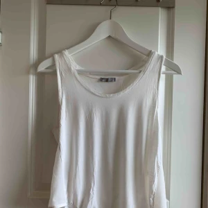  - Linne från Zara, sparsamt använt så säljes i fint skick. Transparenta sidor, något kortare i modellen. Frakt 36kr tillkommer, kolla gärna in mina andra plagg- jag samfraktar gärna! 🌟