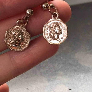  - Ascoola örhängen!🥰 frakt på 11kr❤️ VID KÖP AV TRE ELLER FLER SÅ FÅR MAN GRATIS FRAKT- GÄLLER ALLA SMYCKEN