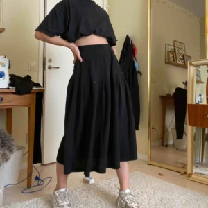  - En jättehärlig och tunn svart kjol! Ni står för frakten🚚✨