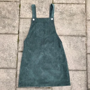 Manchester hängselklänning - Säljer denna fina hängselklänningen från shein. Den är i tunn manchester och stängs med en dragkedja i sidan ❤