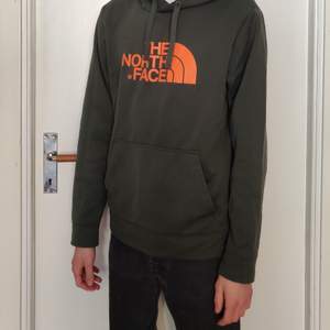 Säljer en tnf hoodie i relativt fint skick förutom en tråd som sticker upp, syns tredje bilden.