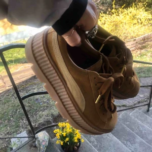 Rihanna PUMA X fenty - PUMA X Fenty av Rihanna. Äkta. Köpta för 1200kr men säljer för 500kr. Använt få tal gånger, ca 4-5 men inget som syns. Gott skick, inga skador. :) budgivning i kommentarerna ifall fler intresserade. Frakt betalar köpare.💖💖