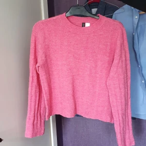 Rosa stickad tröja - Rosa stickad tröja, fint skick. Färgen är underbar och visas bäst på de sista två bilderna 🌼 Storlek S men passar allt från XS-M beroende på hur man vill att den ska sitta. 
