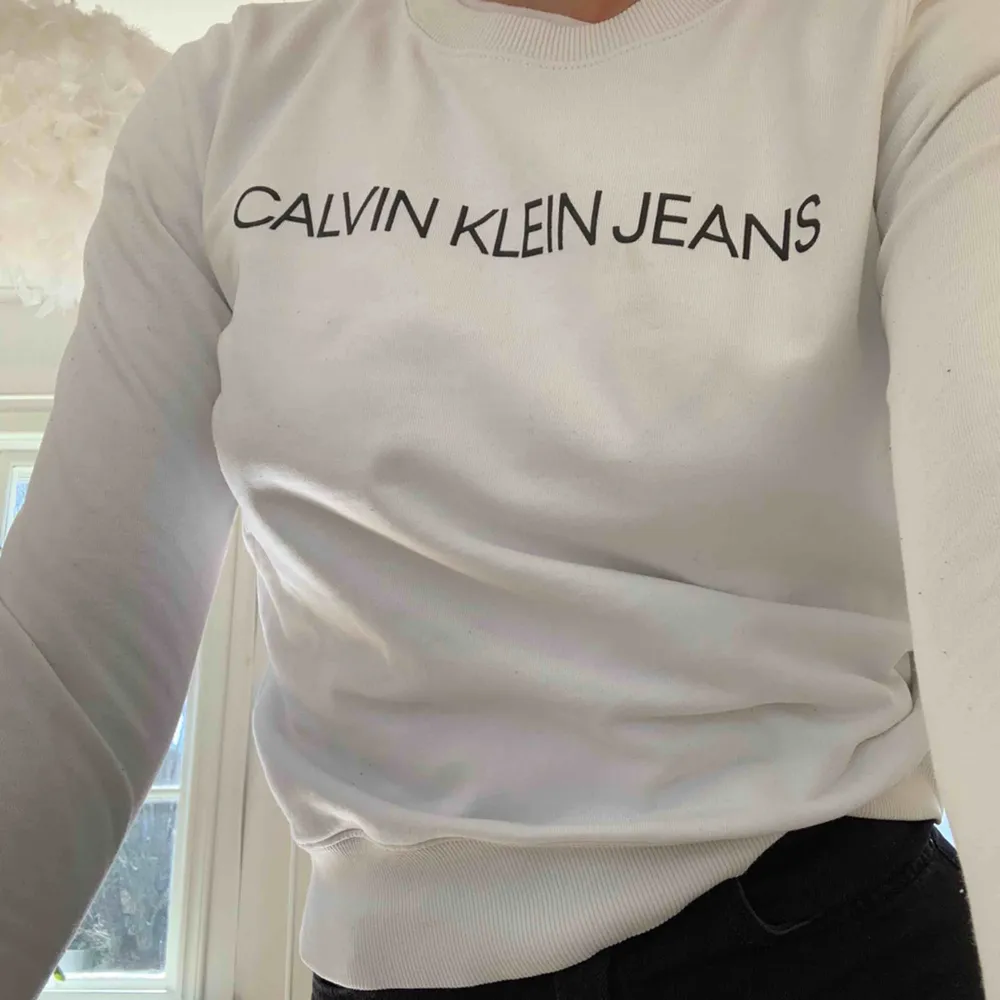 Vit Sweatshirt från Calvin Klein!! Så snygg verkligen. Liten frakt tillkommer. Hoodies.
