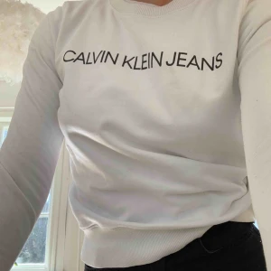  - Vit Sweatshirt från Calvin Klein!! Så snygg verkligen. Liten frakt tillkommer